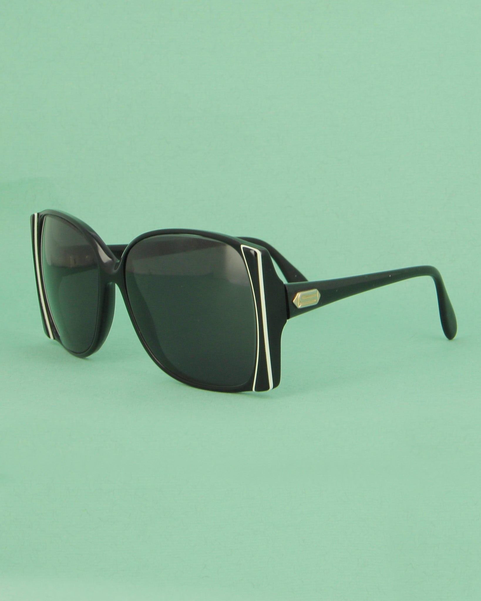 silhouette-black-lunettes-de-soleil-papillon-noir image 3