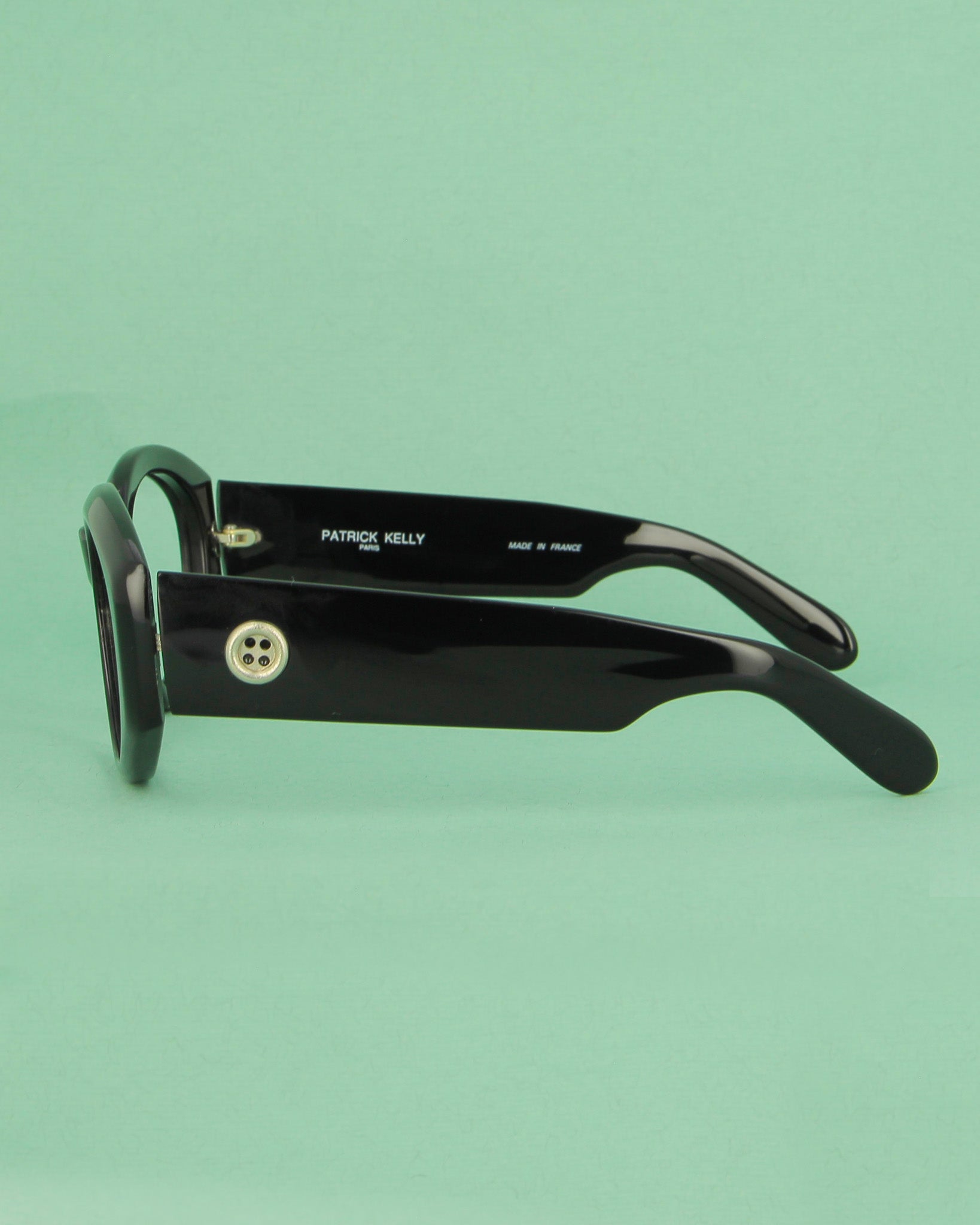 patrick-kelly-papaye-lunettes-de-soleil-ovales-noires-boutons image 5