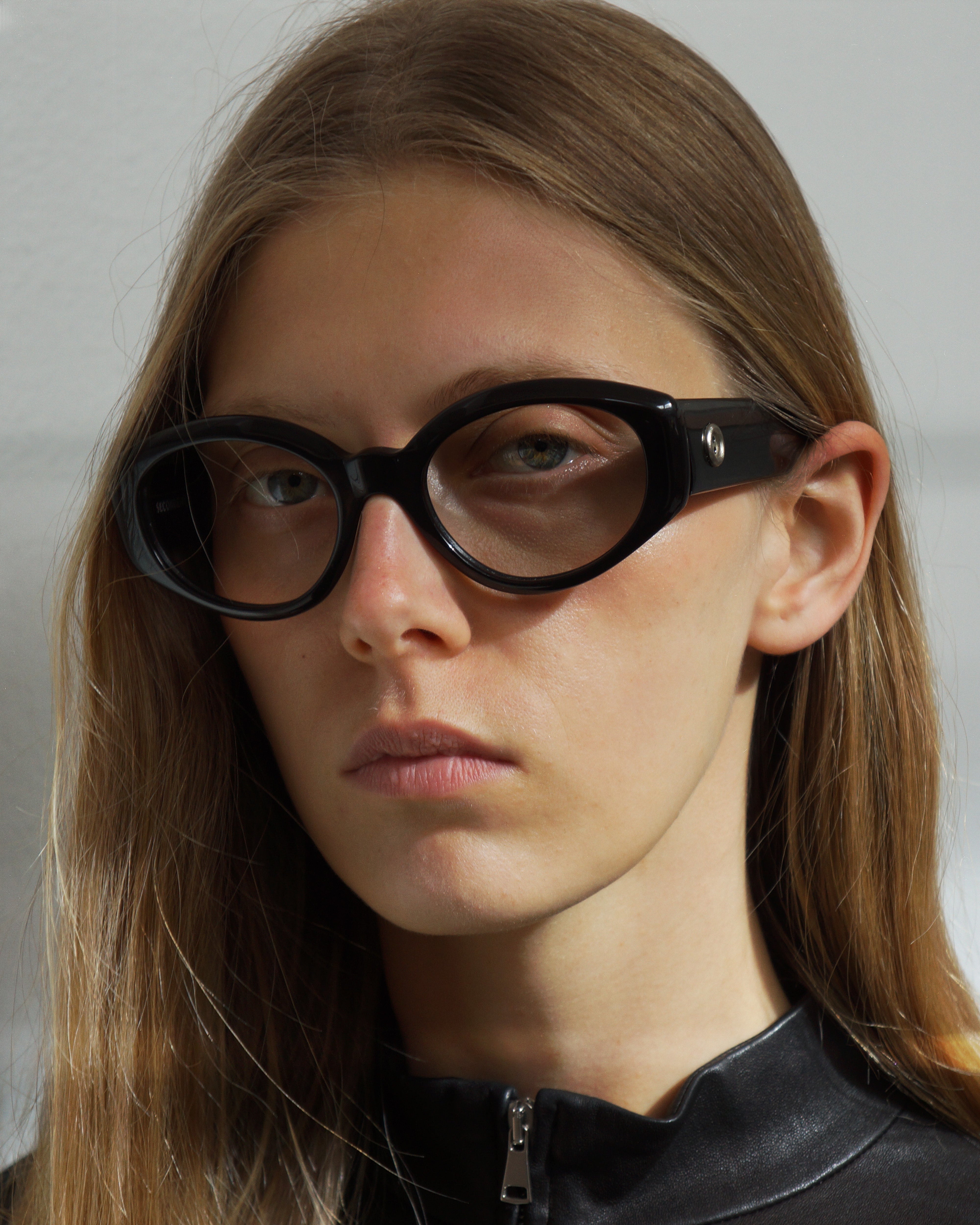 patrick-kelly-papaye-lunettes-de-soleil-ovales-noires-boutons image 4