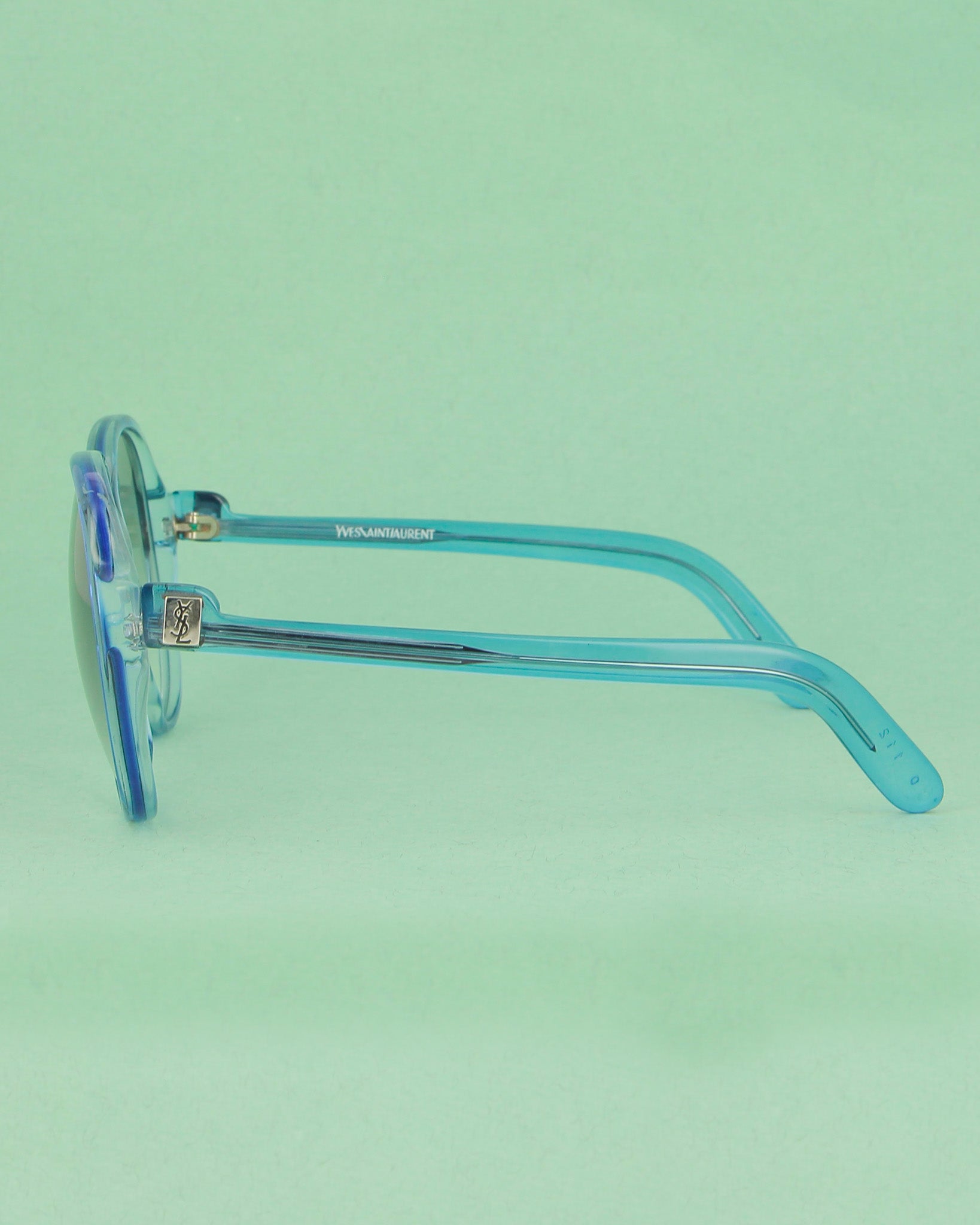 yves-saint-laurent-gaude-lunettes-de-soleil-bleu-oversize image 3
