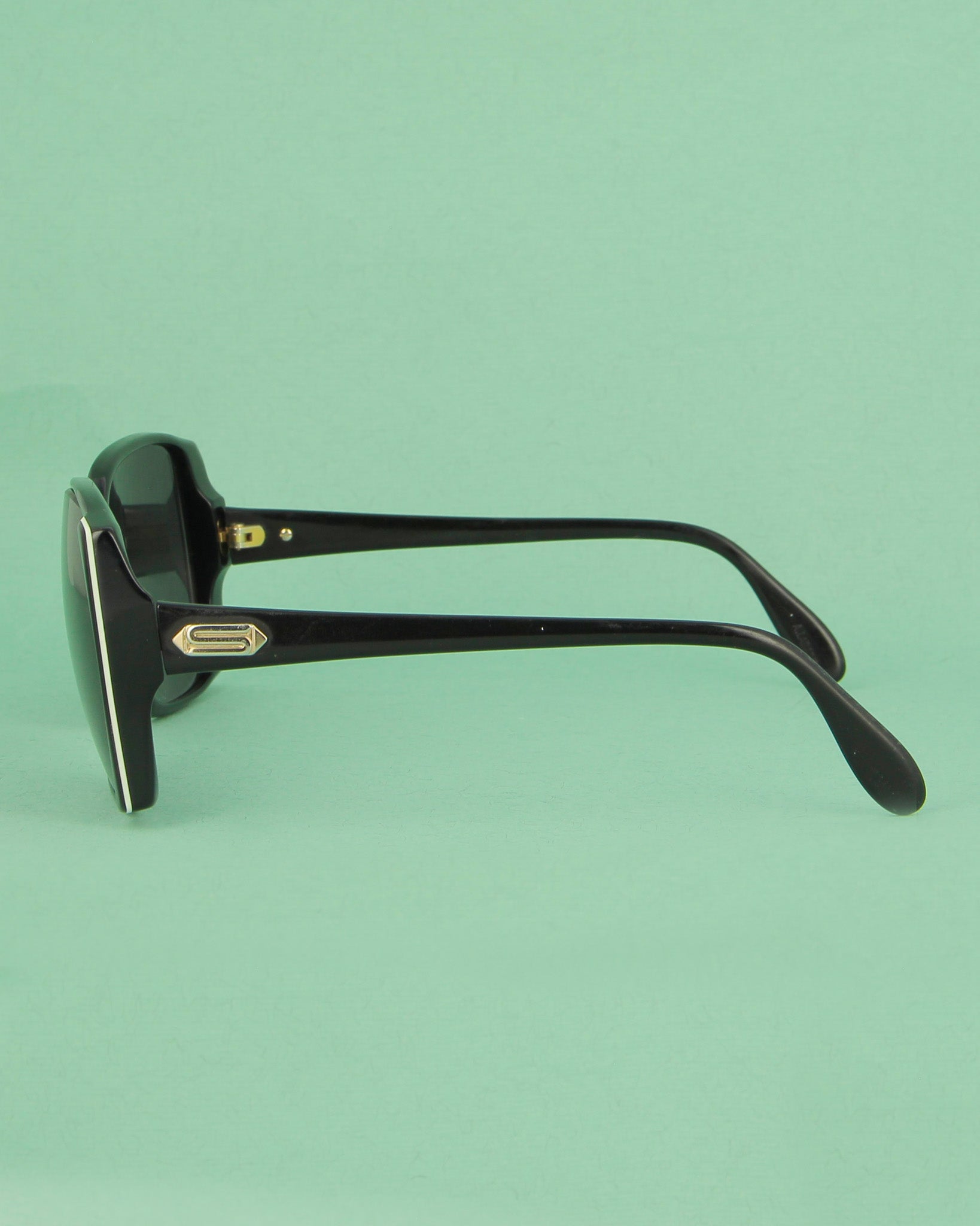 silhouette-black-lunettes-de-soleil-papillon-noir image 5