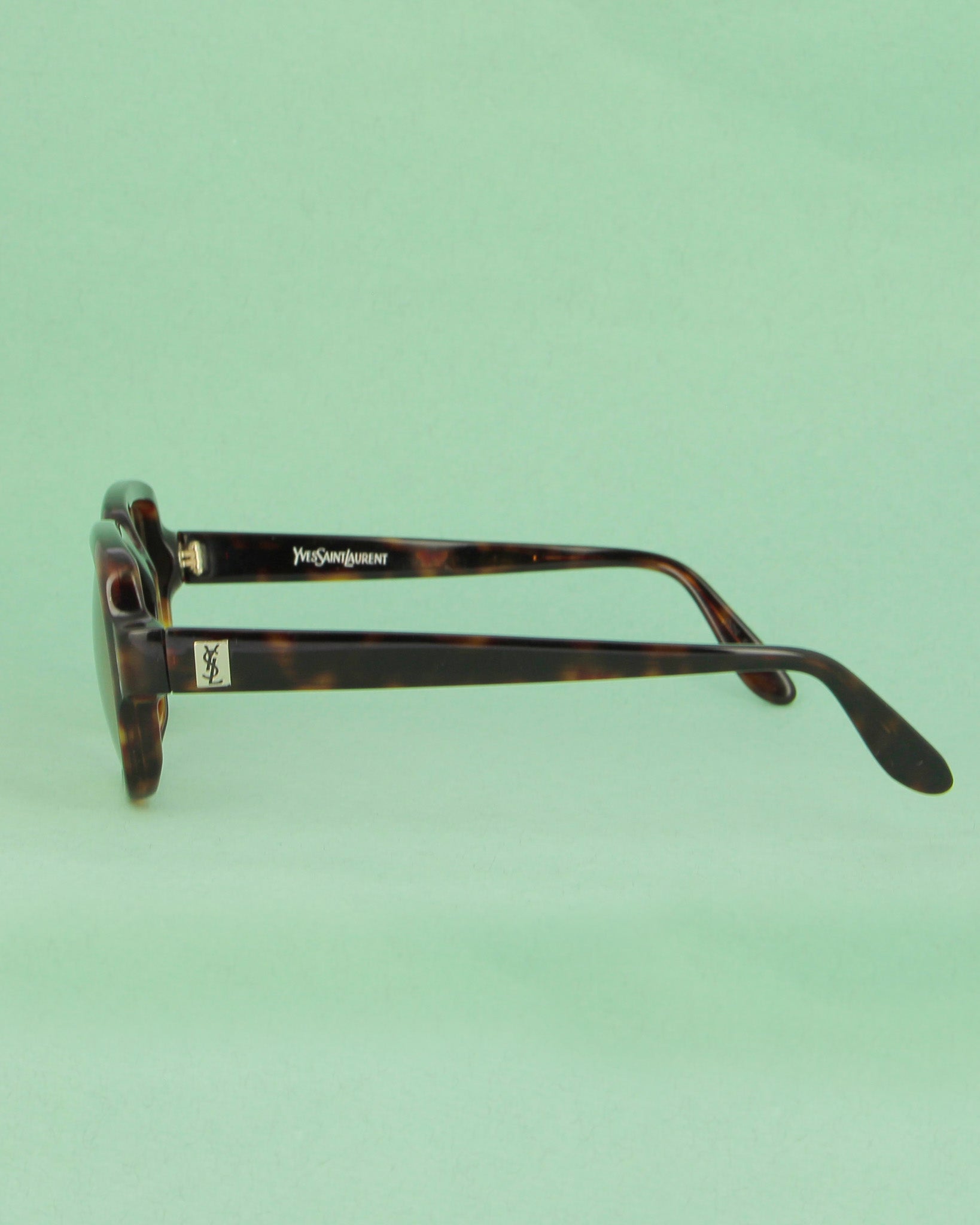 yves-saint-laurent-jan-lunettes-soleil-caille-oversize image 3