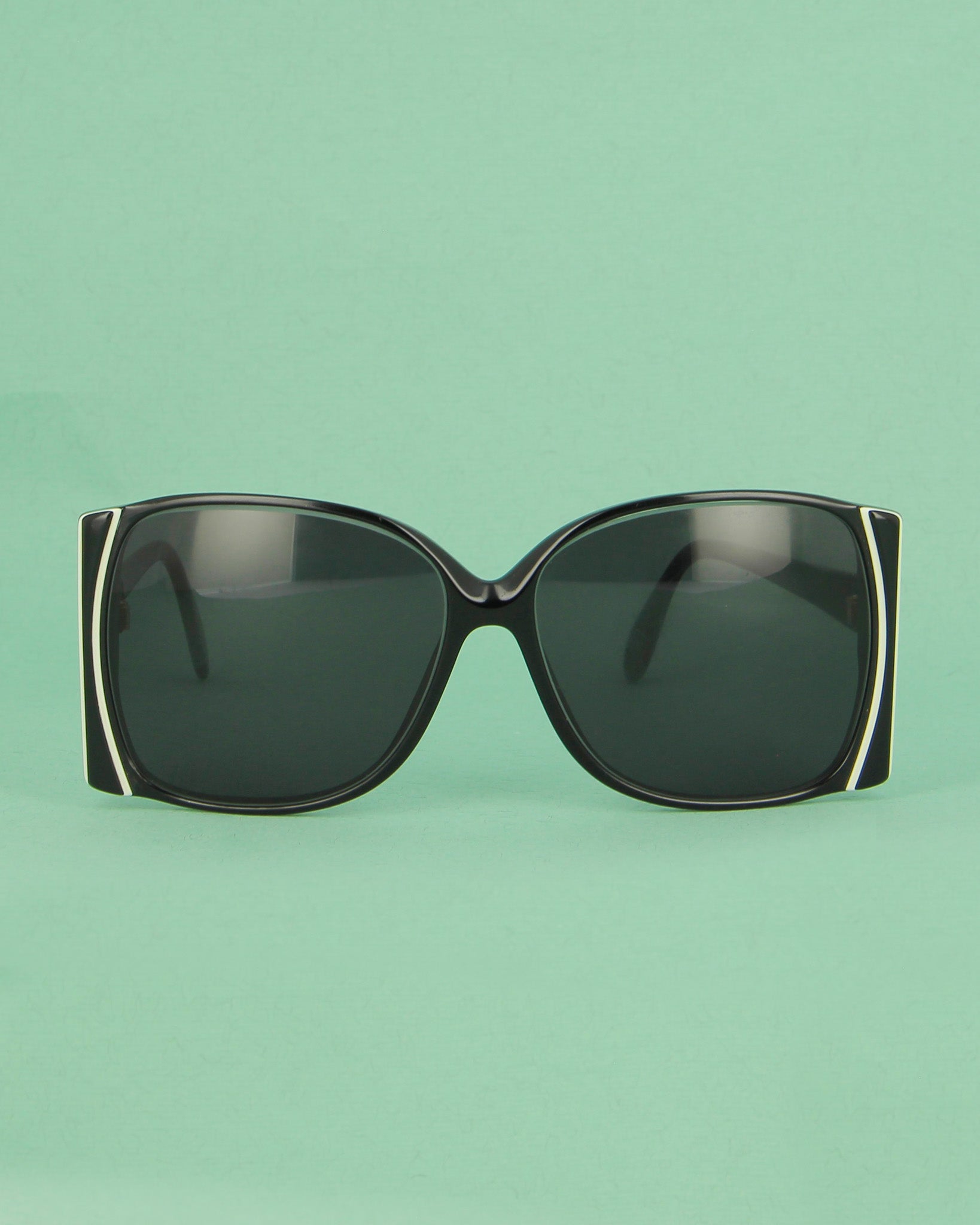 silhouette-black-lunettes-de-soleil-papillon-noir image 1