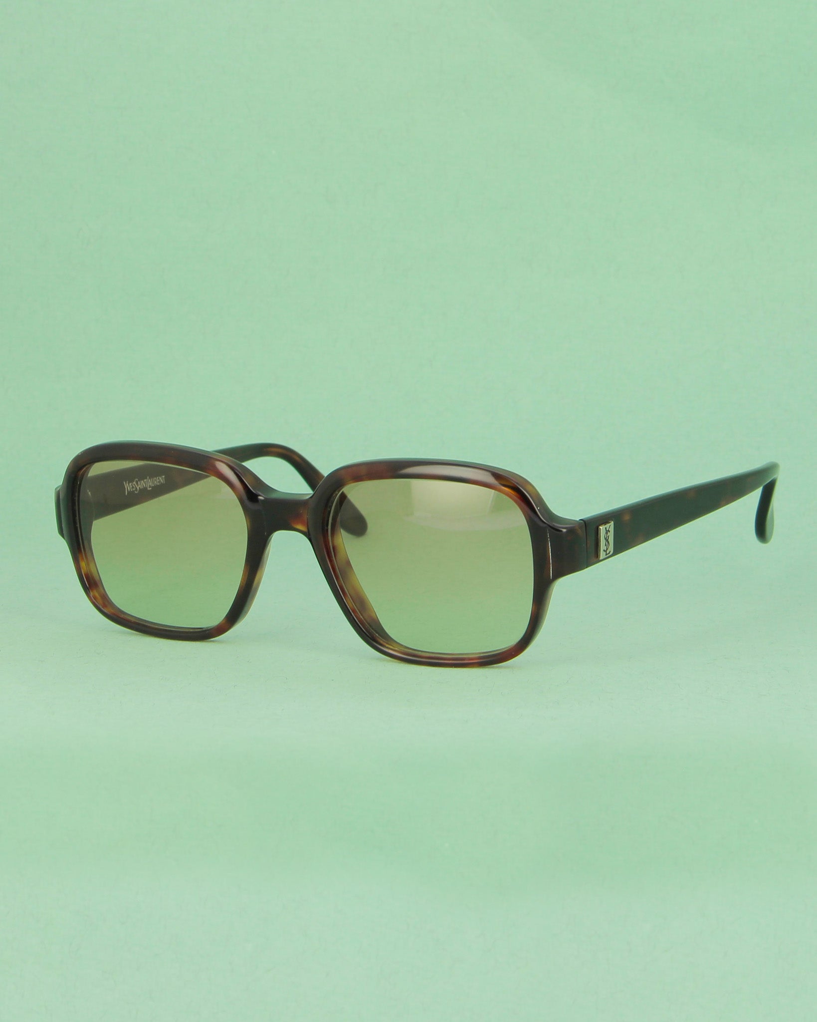 yves-saint-laurent-jan-lunettes-soleil-caille-oversize image 2